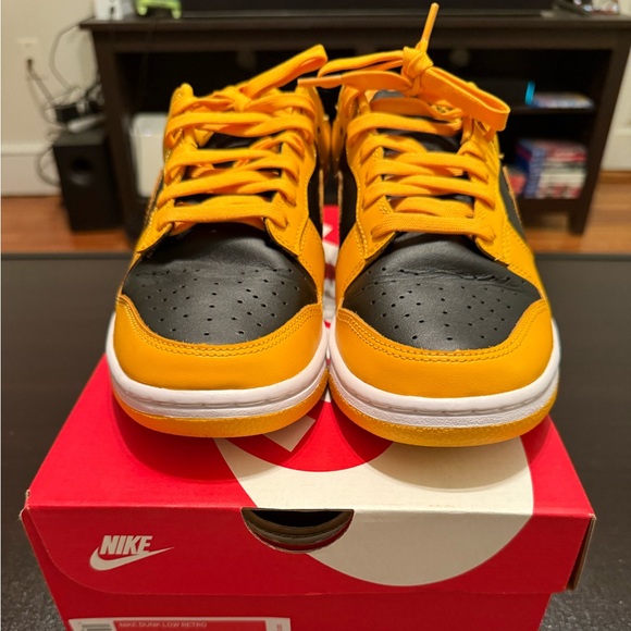 Black and Yellow Dunks Lo - Picture 4 of 5
